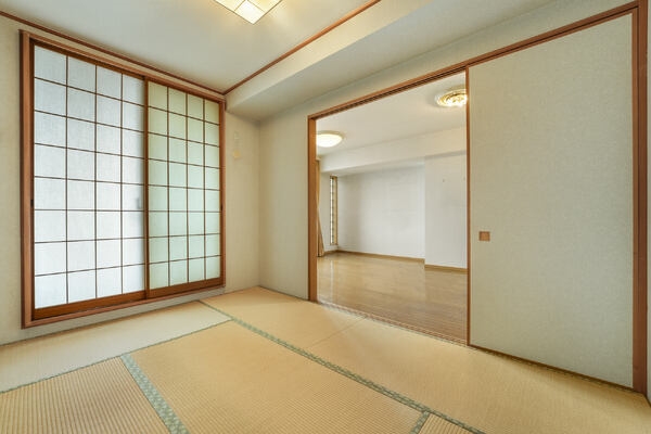 和室はLDに隣接しており、続き間としても個室としても利用できます。南向きバルコニーに面します。