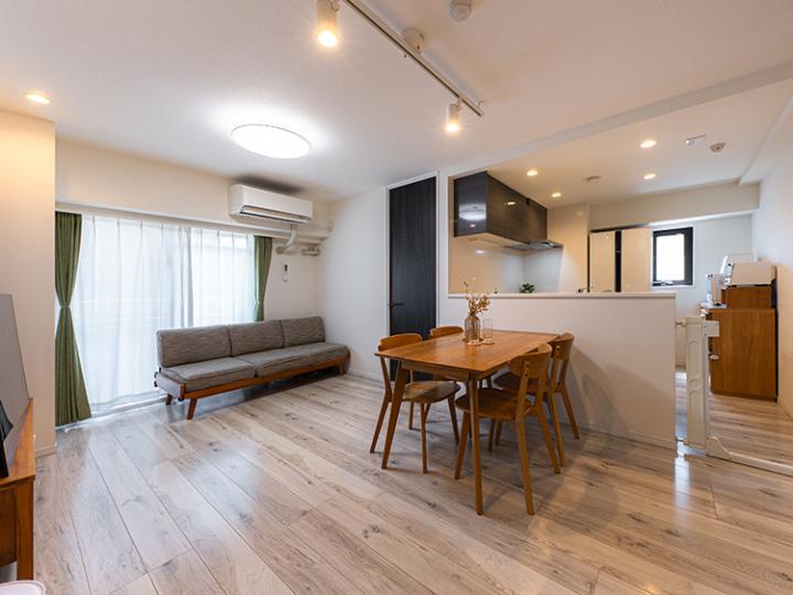 オープンキッチンで、調理時もリビングを見渡せます!