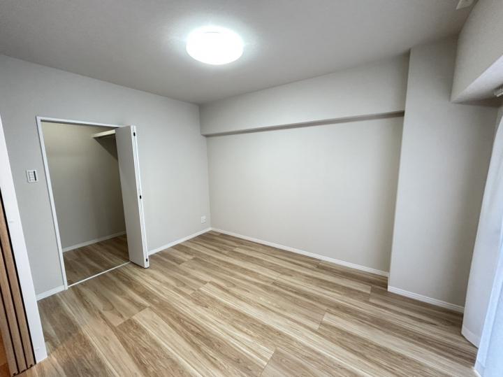 リビング横の洋室は約5.5帖