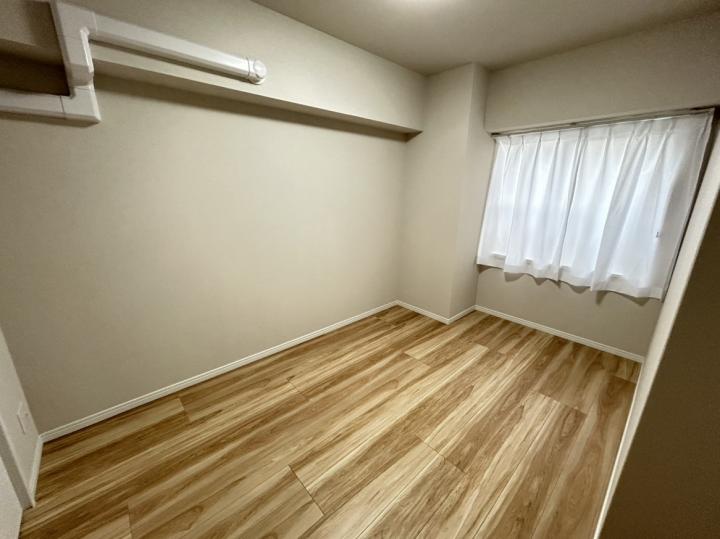 玄関横の洋室は約4.5帖