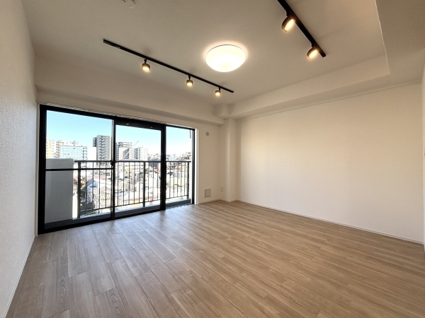 陽光が差し込む明るい空間。ご家族皆様でゆったりとお寛ぎいただけます。