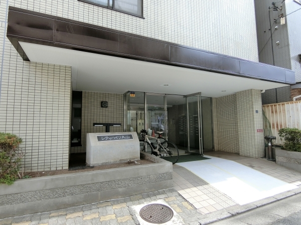 エントランスには屋根がついているので雨の日でも落ち着いて外出できます