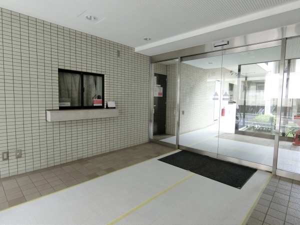 白を基調とした明るいロビーです