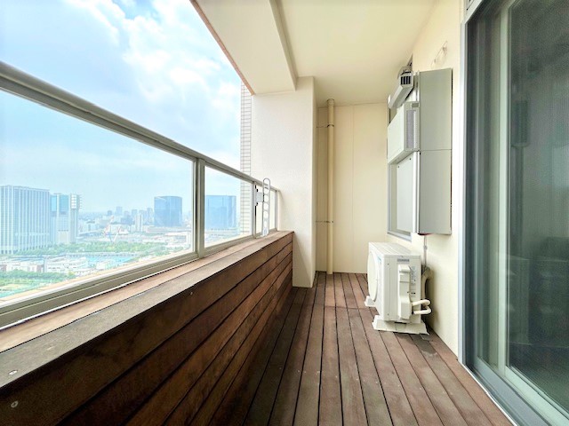 ウッドデッキ配置したバルコニー