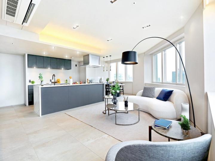 明るいリビングダイニングキッチン