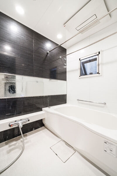 窓付きの浴室。オートバス・追焚機能・浴室乾燥機が備わり、快適なバスタイムがお楽しみいただけます。