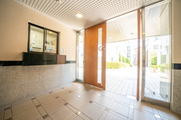 雨の日などに身支度を整えられる風除室