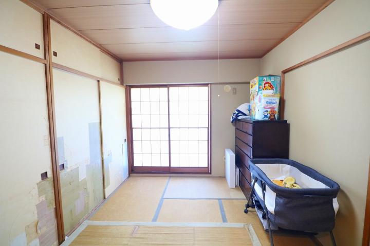 リビング横に位置する和室です。