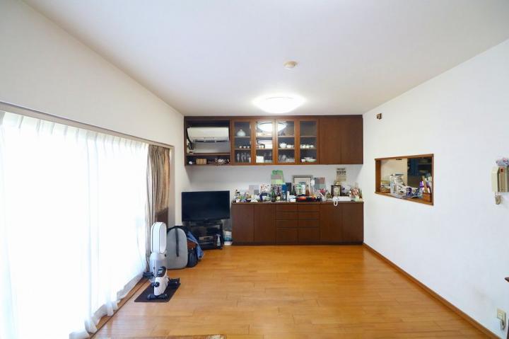 造り付けの収納棚があります。