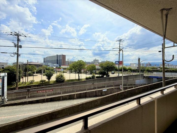 正面に公園があります。