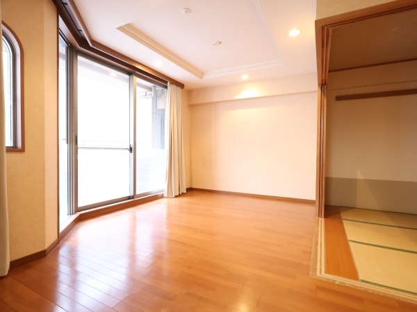 LD部分は空間に広がりを感じさせる折り上げ天井になっています