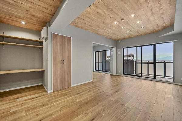 縦長リビングが採用されています。キッチンは、お料理中でもご家族の様子を見守れる対面仕様です。