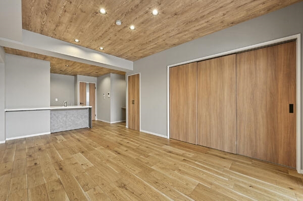 南向きにつき、暖かな光が入り明るい室内です。全居室フローリング仕様で、お手入れがしやすいです。