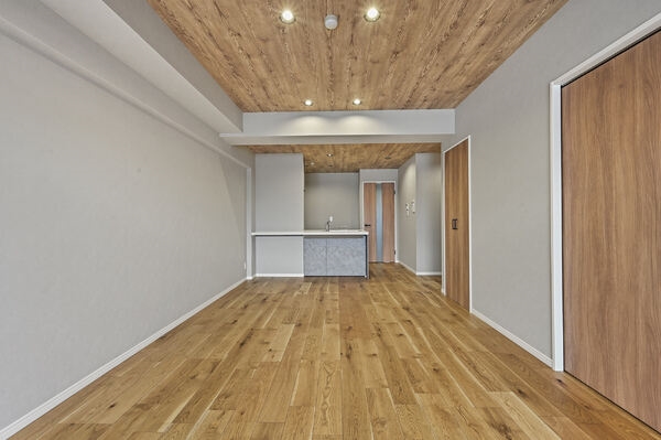 利便な立地ながら、大空の下開放感のある眺望。外からの視線が届きにくいプライバシー性の高さも魅力です。