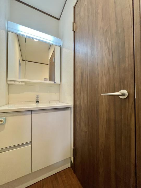 ■2階トイレの横に洗面化粧台がございます