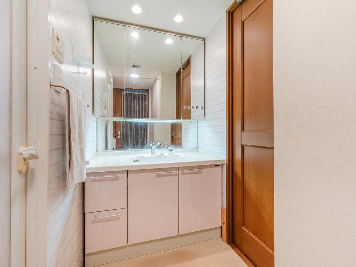 洗面化粧台の三面鏡裏には収納スペースがございます。