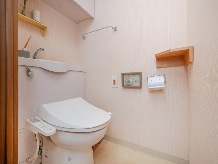 温水洗浄便座機能付きのトイレです。