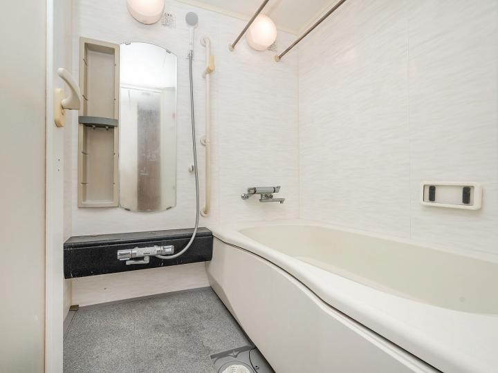 浴室には暖房乾燥機がございます。