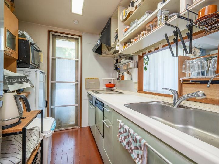 キッチン部分にはバルコニーへ出入り可能な扉があります。食器洗浄乾燥機付きです。