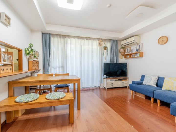 約13.7帖のLDKのリビング・ダイニング部分には床暖房がございます。