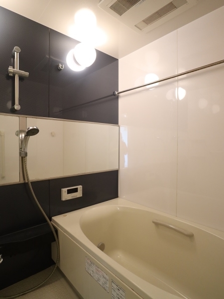 浴室です。浴室乾燥機が設置されています。季節や天候を問わず、いつでも快適に利用可能です。