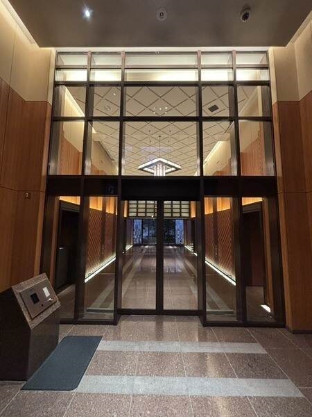 重厚感がありホテルライクなエントランス。防犯面に配慮されたダブルオートロックのマンションです。
