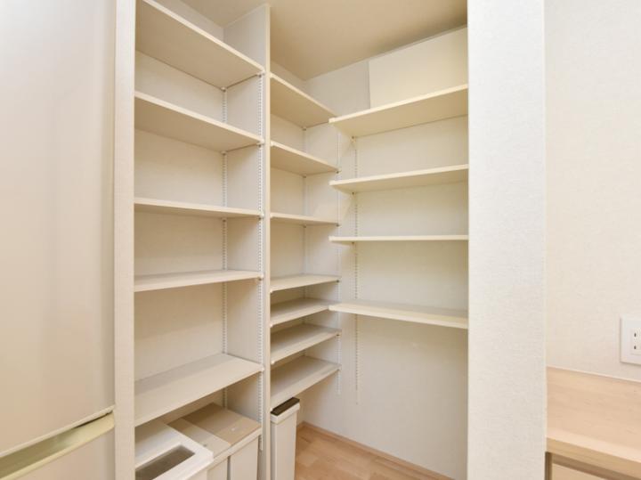 キッチン横のパントリー