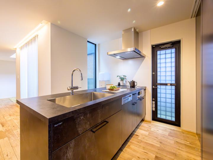 「GRAFTECT」製のキッチン。ビルトイン食洗機付き