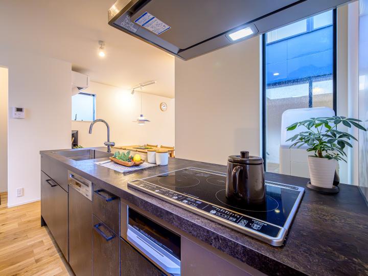 「GRAFTECT」製のキッチン。ビルトイン食洗機付き