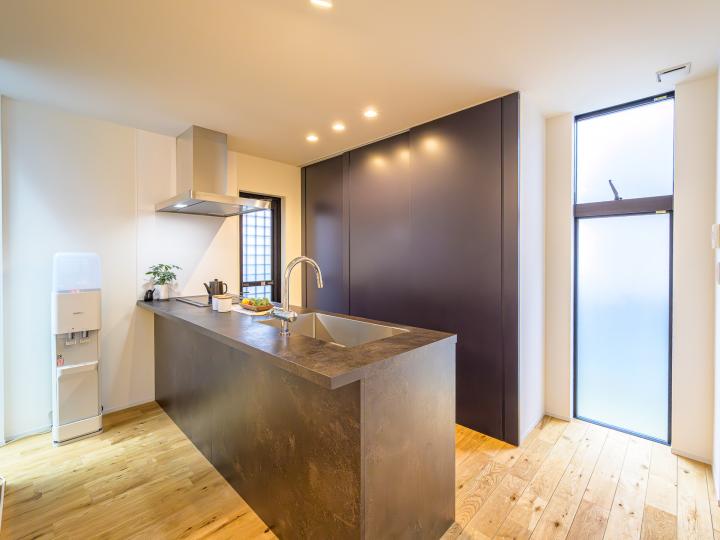 「GRAFTECT」製のキッチン。ビルトイン食洗機付き