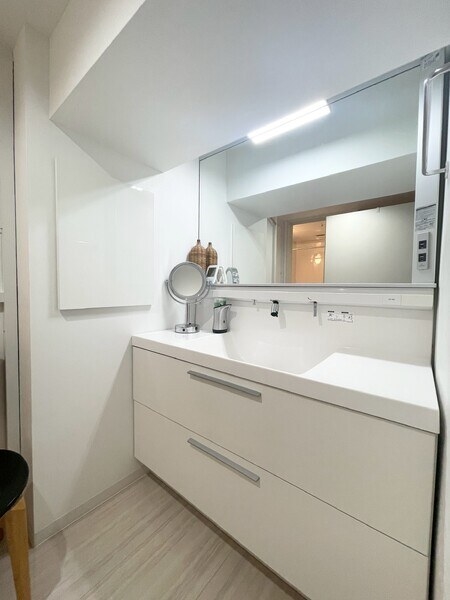 洗面所。家具調度品は販売対象には含みません。