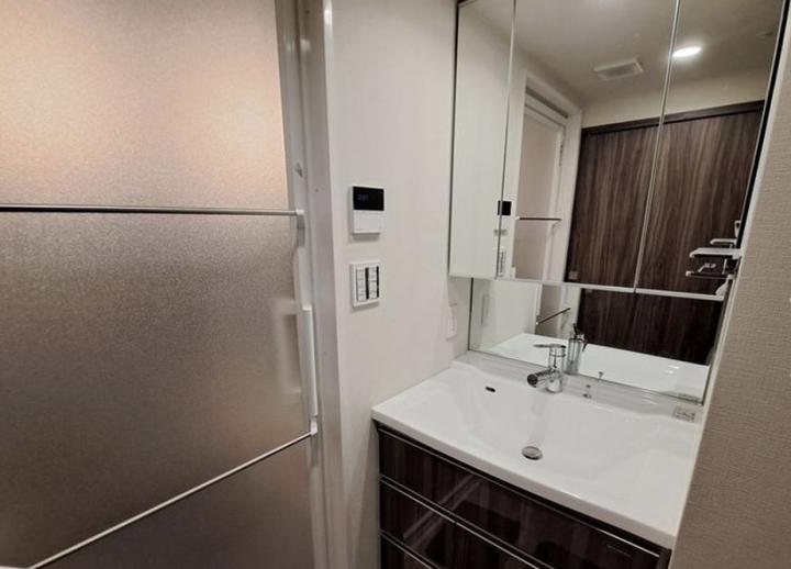 キャビネット付き洗面台があります