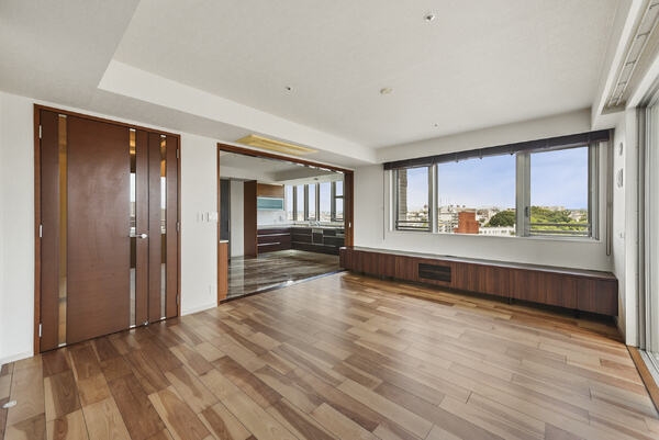 南向きのリビング。2面採光につき、陽当り・通風良好。天気の良い日は室内からも爽やかな風景を望めます。