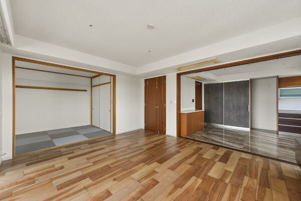 LDKと和室を合わせて29帖超。シーンに応じて一体利用するなどフレキシブルな空間アレンジが可能です。