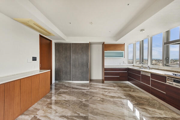 陽光差し込む明るいLD空間。ディスポーザーや食器洗乾燥機などの便利な設備や、豊富な収納付きです。