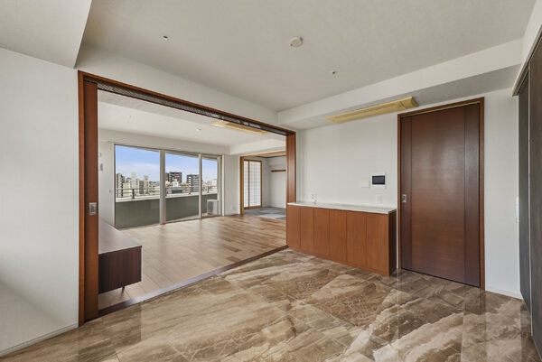 床タイルの張替えや、水回りはクリーニングが実施されており、清潔感のある空間に整えられています。