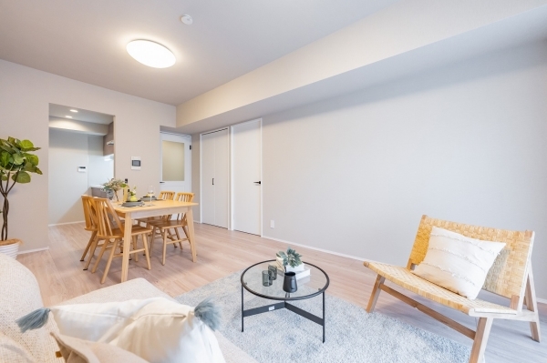 南向きで明るいリビングダイニング