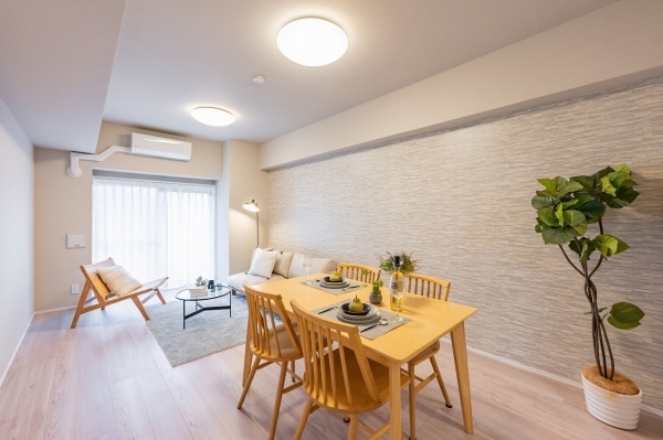 リビングの壁面の一部にアクセントクロスを使用しております。