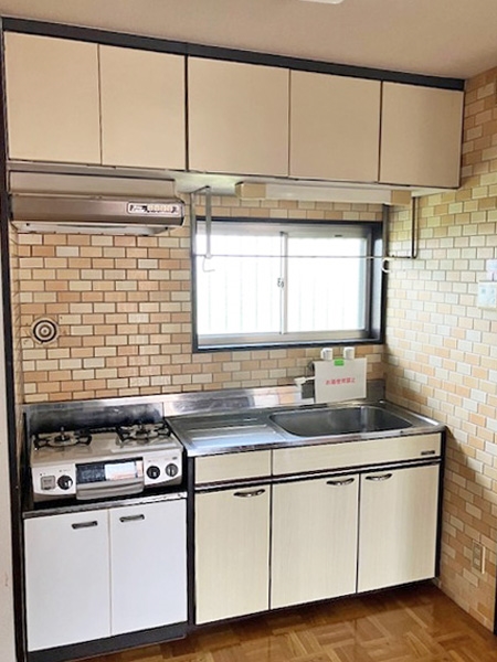 収納力のあるキッチン!レンガ調の壁がオシャレです