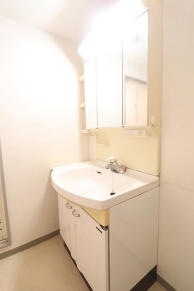 三面鏡裏は収納スペースになっており、水回りをスッキリと保つことができます