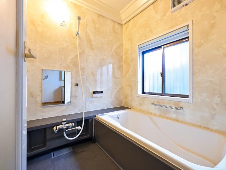 浴室には窓があります