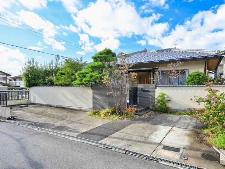 2台分駐車スペースがございます。(車種による)