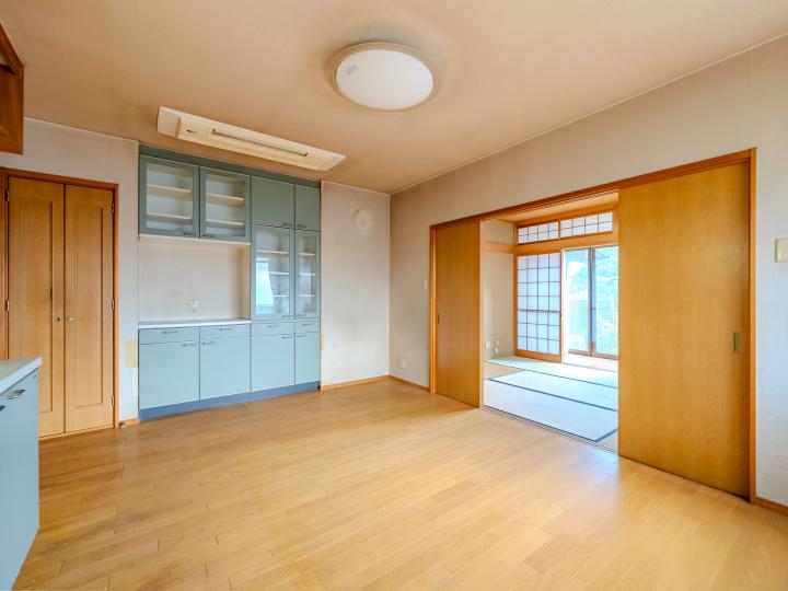 約10帖のLDKは奥の和室と繋がっており、開けるとより開放的です