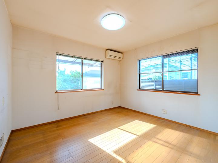 2面採光、約8帖の洋室