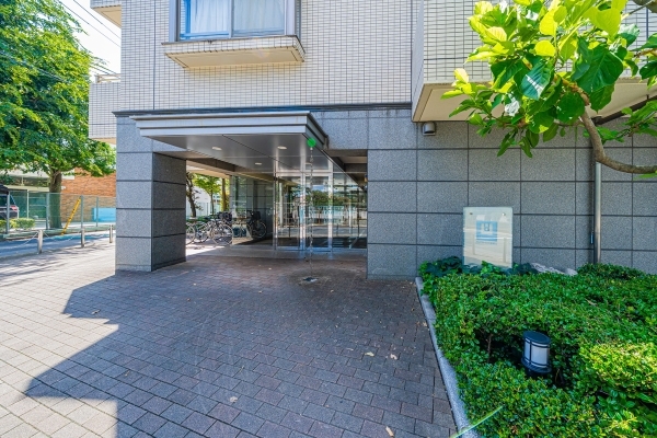 エントランス前