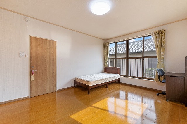 2階約12帖の洋室です。