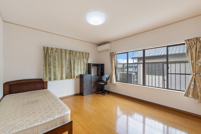 2階約8.5帖の洋室です。