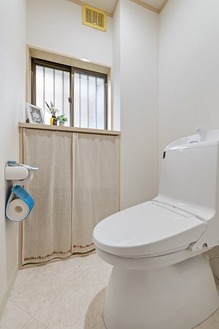 ウォシュレット機能付きです。1階、2階ともにトイレがございます。