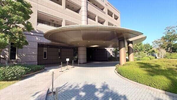 お住まいの方やゲストを迎えるエントランス。エントランス前には歩道が整備されており安全に通行できます。