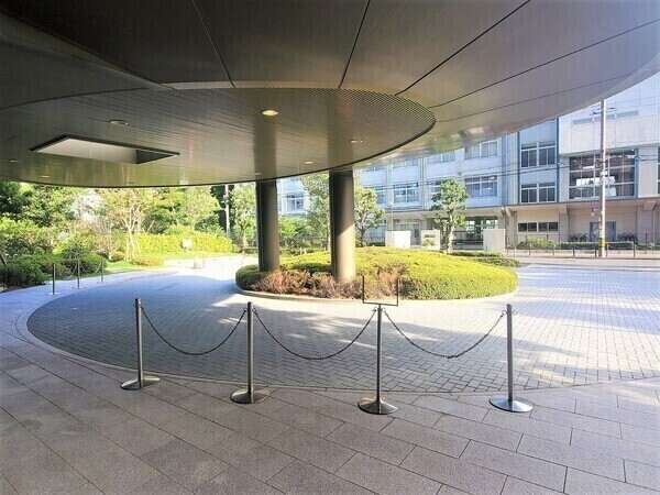 エントランスには車寄せがございます。雨の日の車の乗り降りや、荷物の積み下ろしの際に重宝します。